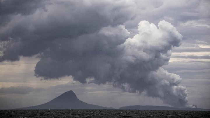 Gunung Anak Krakatau Erupsi, Semburkan Abu Vulkanik Setinggi 1,5 Km. (CNNIndonesia.com/Foto)