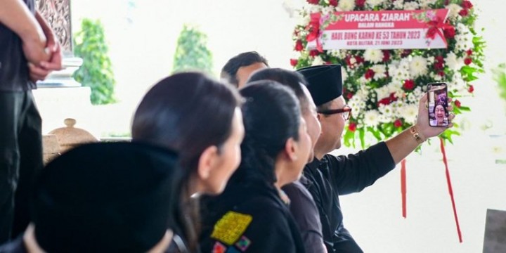 Ketua DPP PDIP Puan Maharani tak menjawab soal kehadiran mantan Panglima TNI Jenderal (Purn) Andika Perkasa yang melakukan ziarah ke makam Bung Karno bersama kader partai pada Rabu, 21 Juni 2023. Sumber: Merdeka.com