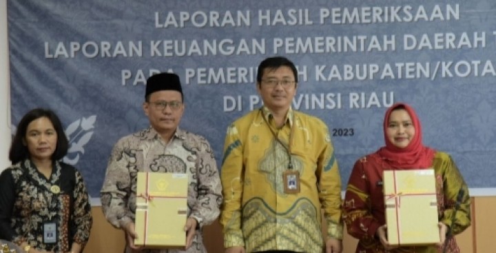 Ketua DPRD dan Kasmarni Bupati Bengkalis saat menerima WTP