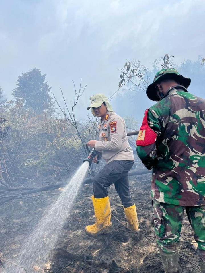Kapolres Bengkalis AKBP Setyo Bimo Anggoro saat madamkan api di hutan giam siak kecil