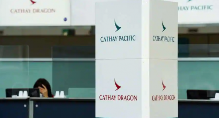 Logo Cathay Pacific dan Cathay Dragon terlihat di dekat konter di Bandara Internasional Hong Kong, Tiongkok 20 Oktober 2020 /Reuters