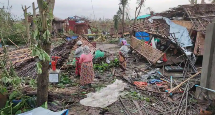 Foto dari 17 Mei 2023 ini, pemandangan kerusakan yang disebabkan oleh Topan Mocha di Sittwe, Myanmar /Reuters
