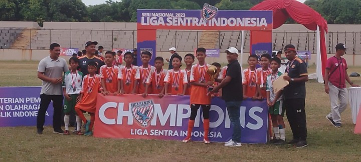 _Caption : Para punggawa muda SSB junior PTPN V kelompok usia 12 tahun saat menerima trophy juara ke-2 putaran nasional LSI 2023 di Jawa Barat._