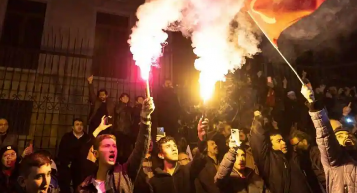 Para pengunjuk rasa berdemonstrasi di luar Konsulat Jenderal Swedia setelah Rasmus Paludan, pemimpin partai politik sayap kanan Denmark Garis Keras, yang memiliki kewarganegaraan Swedia, membakar salinan Alquran di dekat kedutaan Turki di Stockholm, di Istanbul, Turki, 22 Januari 2023 /Reuters