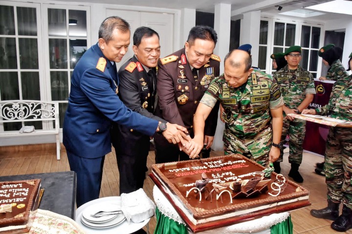 Danrem 031/WB Brigjend TNI Dany Rakca bersama Danlanud Roesmin Nurjadin berikan surprise pada Kapolda Riau dalam rangka Hari Bhayangkara ke-77.
