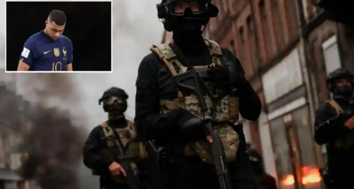 Petugas keamanan berjaga-jaga selama kerusuhan di Lille, Prancis, 30 Juni 2023 /Reuters