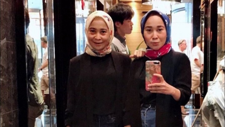 Penipu Kembar Rihana Rihani Ditangkap, Pilih Bungkam saat Tiba di Polda Metro Jaya. (tvOne.com/Foto)