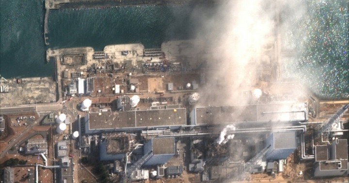 Tumpukan ventilasi dan derek di pembangkit listrik tenaga nuklir Fukushima Dai-ichi yang cacat terlihat dari pantai di Namie, sekitar 7 km dari pembangkit listrik, di Prefektur Fukushima, Jepang, 28 Februari 2023 /dagbladet.no