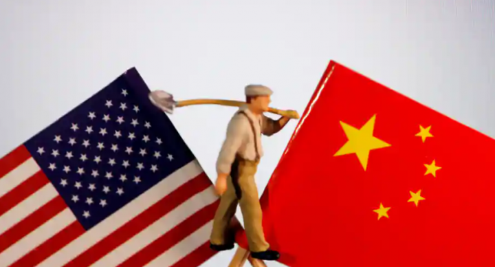 Bendera China dan AS ditampilkan dengan miniatur pekerja dalam ilustrasi ini /Reuters