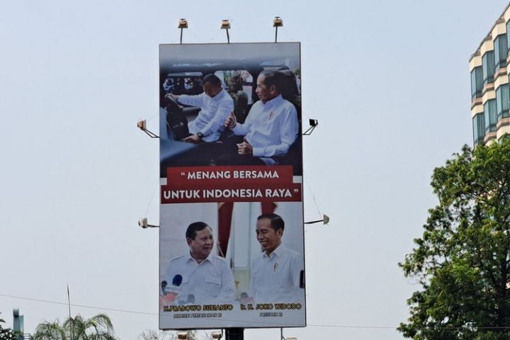 Sekretaris Jenderal DPP PDIP, Hasto Kristiyanto mengomentari maraknya baliho dan spanduk bergambar Jokowi-Prabowo Subianto di daerah-daerah. Sumber: kompas.com