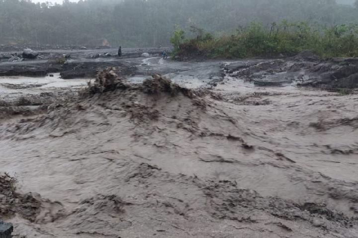 Korban Banjir Lahar Dingin di Lumajang Diminta Bertahan di Kamp Pengungsian. (Tempo.co/Foto)
