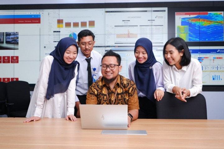 Peserta magang kerja bersama seorang mentor saat beraktivitas di Digital Innovation Center (DICE), di Komplek PHR Rumbai, Pekanbaru.