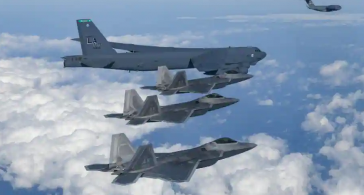 Pembom strategis B-52 Angkatan Udara AS, C-17 dan F-22 mengambil bagian dalam latihan bersama dengan Angkatan Udara Korea Selatan /Reuters