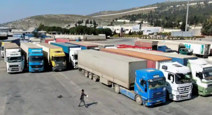 Ratusan truk bantuan melewati penyeberangan Bab al-Hawa dari Turki setiap bulan /Reuters