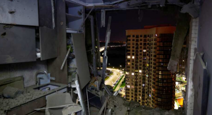 Tampilan interior apartemen di dalam gedung yang rusak akibat serangan pesawat tak berawak Rusia /Reuters