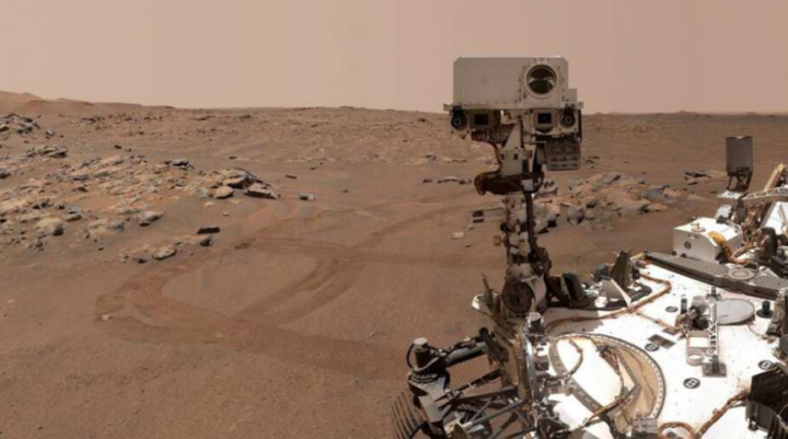 Rover Perseverance Mars NASA terlihat dalam selfie /Reuters