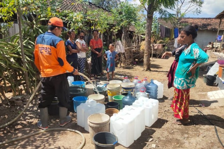 Petugas BPBD Situbondo, Jawa Timur, mendistribusikan air bersih ke Dusun Curah Temu, Desa Sumberanyar, Kecamatan Banyuputih. Sabtu (15/7/2023) ANTARA/HO-Humas Pemkab Situbondo