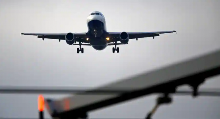 Gambar representatif pesawat yang sedang terbang di langit dan mendarat darurat di bandara terdekat /Reuters