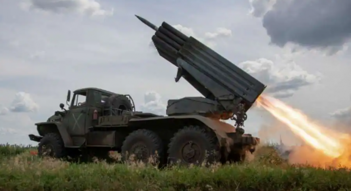 Prajurit Ukraina menembakkan sistem roket peluncuran ganda BM-21 Grad ke arah pasukan Rusia, di tengah serangan Rusia ke Ukraina, di dekat garis depan di wilayah Donetsk, Ukraina 21 Juni 2023 /AFP