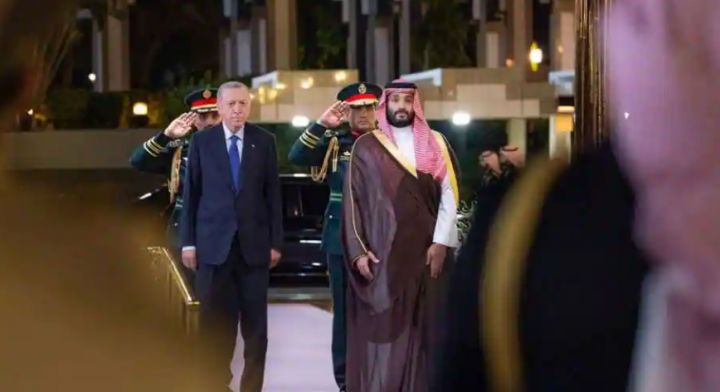 Putra Mahkota Arab Saudi Mohammed bin Salman bertemu Presiden Turki Tayyip Erdogan di Jeddah, Arab Saudi /Reuters
