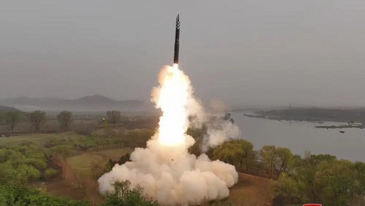 Kim Jong-un Tembakkan Rudal Balistik saat Kedatangan Kapal Selam Nuklir AS. (detik.com/Foto)
