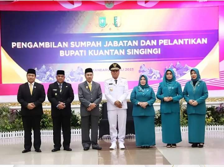 Gubernur Riau Syamsuar, ketua DPRD Riau Yulisman foto bersama dengan bupati Kuansing Suhardiman Amby sesudah dilantik 