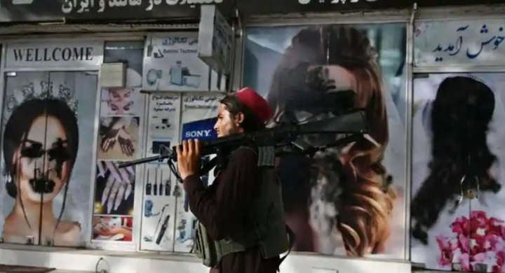 Perempuan Afghanistan melakukan demonstrasi menentang penutupan salon kecantikan /AFP