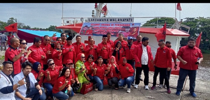 Ketua PDIP Riau Zukri berfoto bersama sebelum memberikan pengobatan gratis di kapal apung Lamlksamana Mahayati PDI-P 
