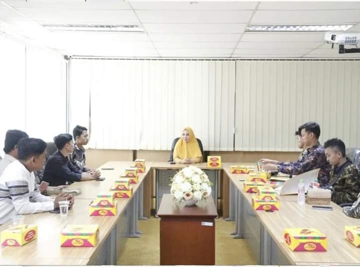 Sekretaris Komisi III DPRD Riau Sewitri menerima kunjungan dari mahasiswa Pelalawan bersatu 
