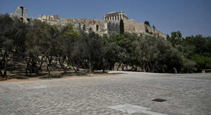 Zona pejalan kaki di dekat situs arkeologi Athena yang paling banyak dikunjungi, Acropolis, kosong karena gelombang panas yang sedang berlangsung /AFP