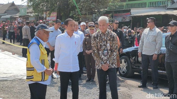 Jokowi Keluarkan Uang Lebih Perbaiki Jalan Rusak yang Kerap Dilewati sejak Kecil. (detik.com/Foto)