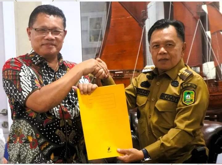 Ketua komisi V DPRD Riau Robin Hutagalung bersama Plt Bupati Meranti Asmar 