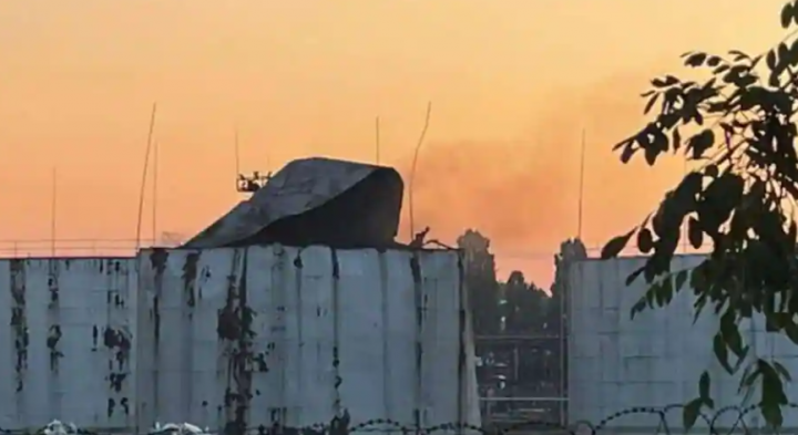 Tangki penyimpanan yang rusak akibat serangan pesawat tak berawak Rusia terlihat di pelabuhan laut di Odesa pada 24 Juli 2023 /Reuters