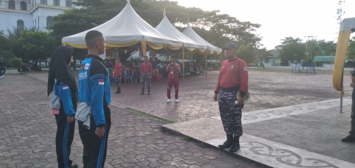 Pelda Reza dari TNI AL saat melatih Paskibraka Kabupaten Bengkalis