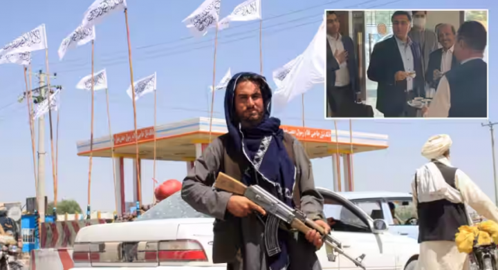 Seorang Talib berjaga di sebuah pos pemeriksaan di samping visual kepala ISI saat itu Letnan Jenderal Faiz Hameed di Kabul segera setelah Taliban mengambil alih Afghanistan pada Agustus 2023 /Reuters