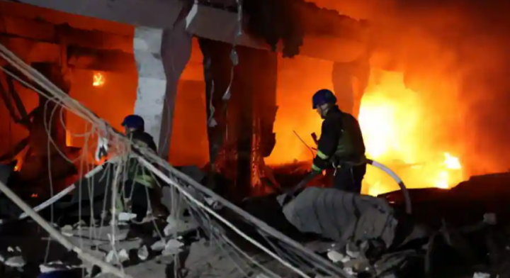 Petugas pemadam kebakaran bekerja di lokasi gedung apartemen yang rusak akibat serangan rudal Rusia /Reuters
