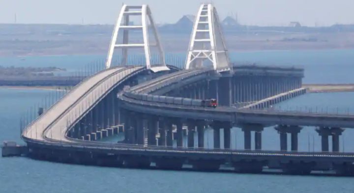 Gambar jembatan Krimea yang telah menjadi pusat perang Rusia-Ukraina /Reuters