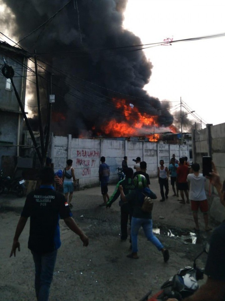 1.000 orang Ngungsi Akibat Kebakaran di Penjaringan Jakut Hanguskan 400 Rumah. (Twitter/Foto)