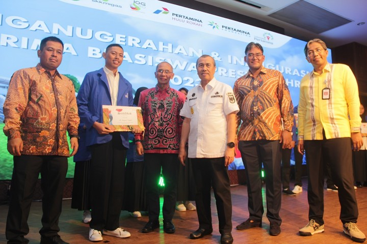 Arryan Naufal (dua dari kiri) usai menerima sertifikat penerima Beasiswa Prestasi PHR yang diserahkan Gubernur Riau Syamsuar saat acara Penganugerahan dan Inaugurasi Penerima Beasiswa Prestasi PHR 2023 di Gedung Pertemuan RCC Rumbai, Rabu (267).