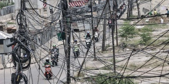 DPRD Sentil Pemprov DKI Jakarta soal Kabel Menjuntai di Jalanan Jakarta Makan Korban. (Merdeka.com/Foto)