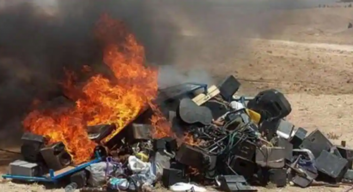 Pejabat berwenang membakar alat musik dalam api unggun /AFP