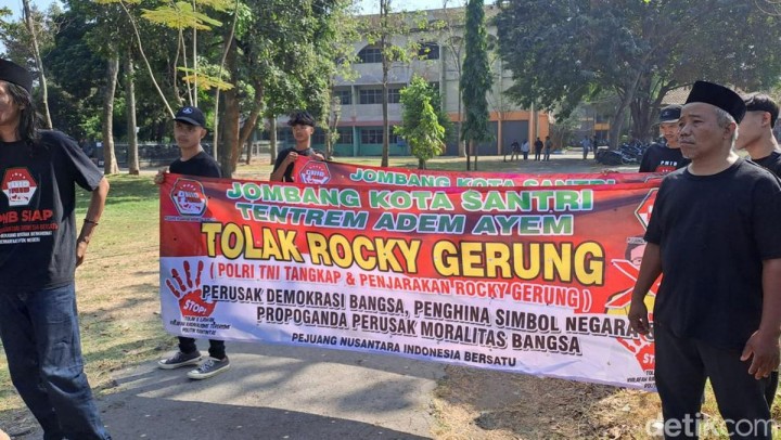 Aksi Demo Tolak Rocky Gerung di Jombang Bentrok dengan Aparat. (detik.com/Foto)
