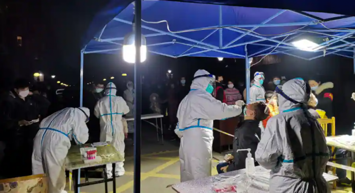 Orang-orang mengantre untuk pengujian asam nukleat menyusul kasus baru penyakit virus corona di China /Reuters