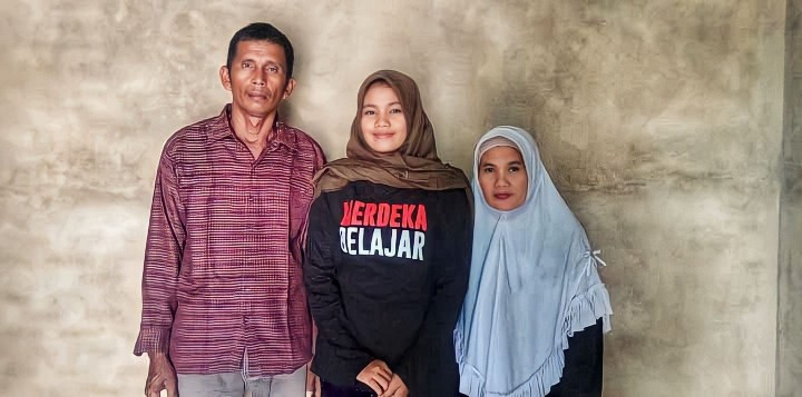 Nuraini bersama keluarganya. Anak seorang nelayan Sungai Rokan asal SMAN 8 Mandau ini berhasil meraih beasiswa prestasi PHR ke Universitas Pertamina.