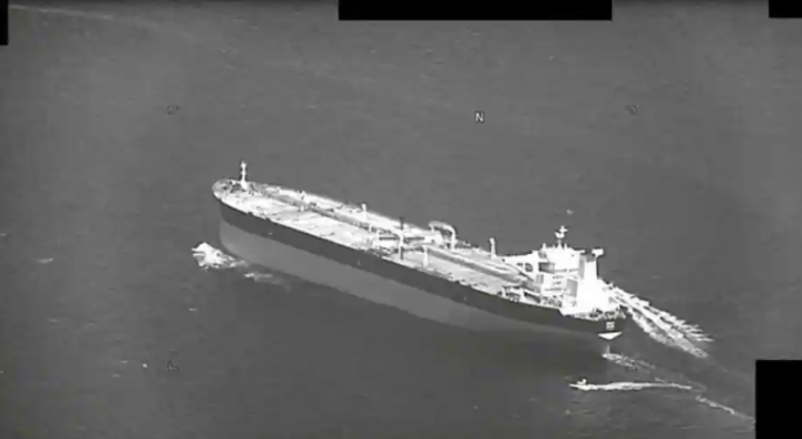 Kapal serang cepat dari Angkatan Laut Korps Pengawal Revolusi Islam Iran mengerumuni kapal tanker minyak berbendera Panama Niovi saat transit di Selat Hormuz dari Dubai ke pelabuhan Fujairah di Uni Emirat Arab, Teluk Arab dini hari 3 Mei 2023, terlihat dalam tangkapan layar dari rekaman video yang d