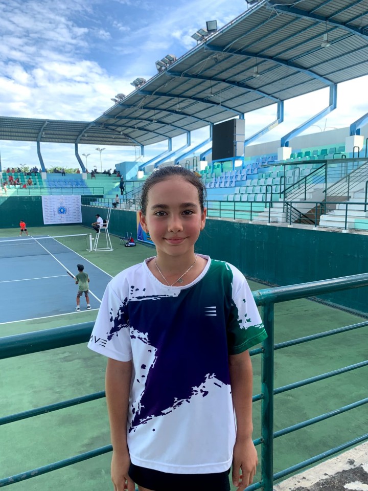 Norah Grace Radcliffe, petenis asal Bali berkewarganegaraan Inggris dan Indonesia mengikuti kejuaraan nasional tenis junior PTPN V di Kota Pekanbaru, Provinsi Riau.