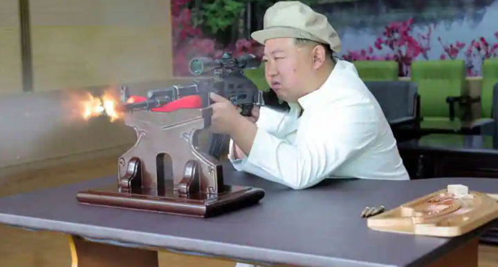  Pemimpin tertinggi Korea Utara Kim Jong Un menembakkan senjata dalam salah satu kunjungannya ke pabrik senjata pada 6 Agustus 2023 /Reuters