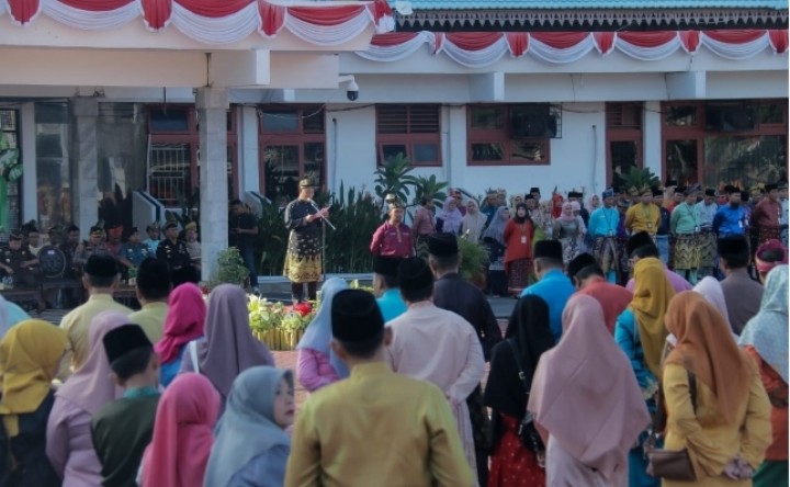 Wabup Bengkalis saat pimpin apel hari jadi Provinsi Riau ke 66