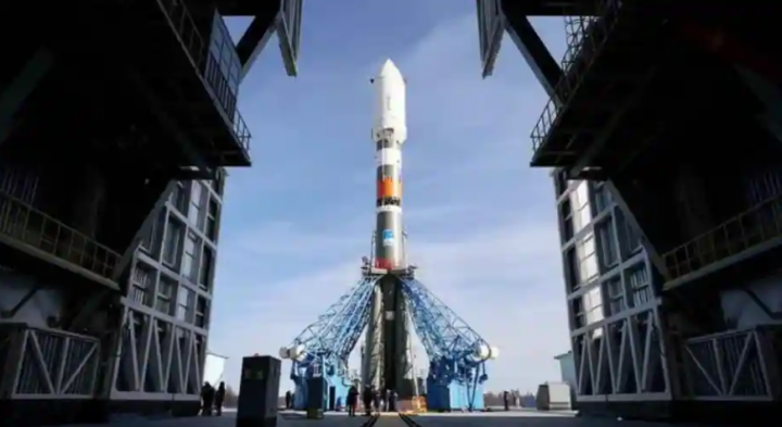 Roket Soyuz dengan probe Luna-25 di landasan peluncuran pelabuhan antariksa Vostochny /Agensi