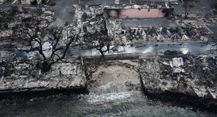 Gambar udara yang diambil pada 10 Agustus 2023 menunjukkan rumah dan bangunan yang hancur di tepi laut terbakar habis di Lahaina setelah kebakaran hutan di Maui barat, Hawaii /AFP